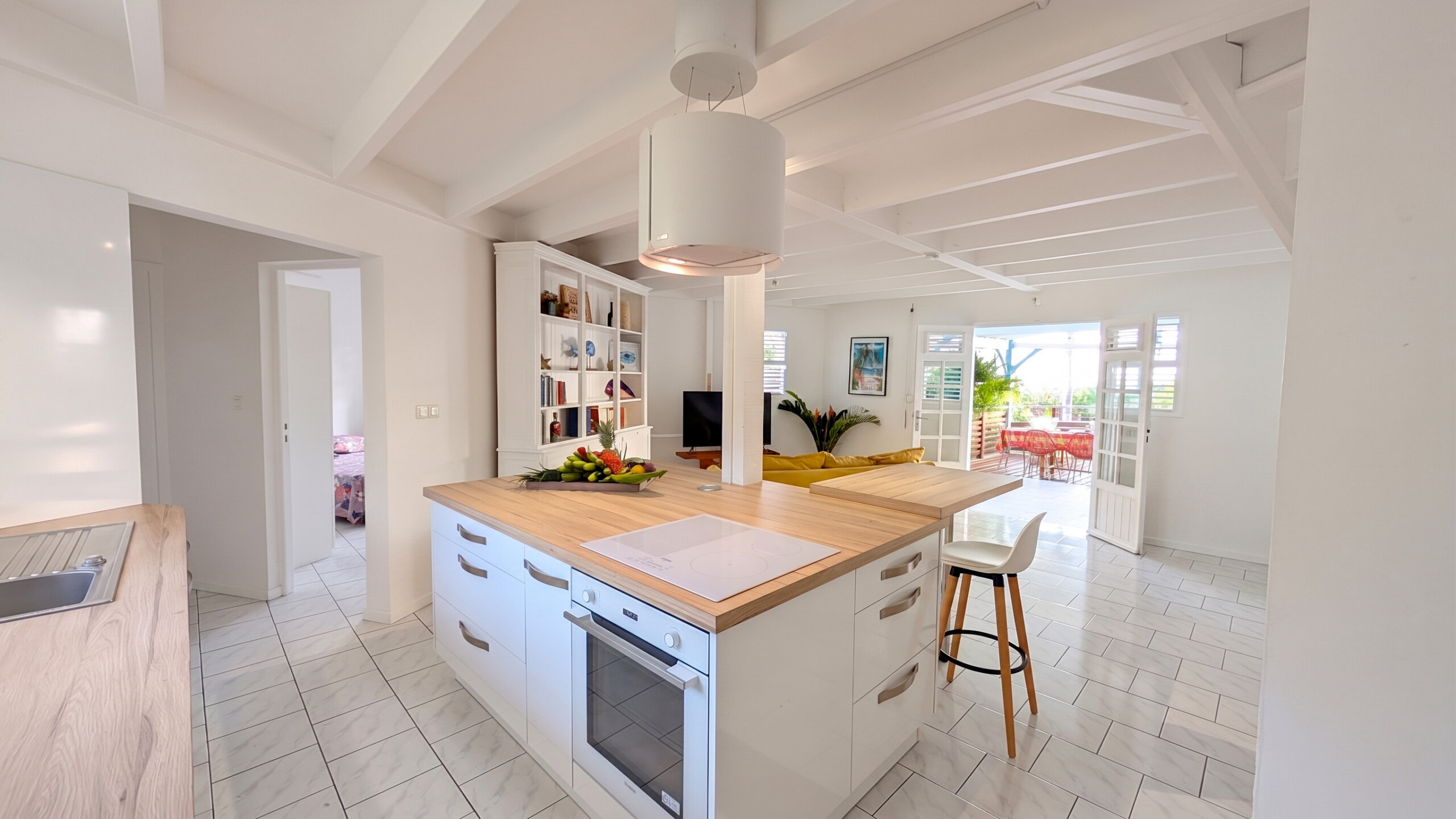 11 - Cuisine Vue du séjour depuis la cuisine avec piscine en arrière plan
